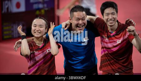 26. Juli 2021, Tokio, Japan: Mima ITO, Left und Jun MIZUTANI von Japanâ feiern den Sieg der Goldmedaille mit ihrem Trainer, der am Montagabend im Tokyo Metropolitan Gymnasium in der Mitte des letzten Spiels steht. (Bild: © Daniel A. Anderson/ZUMA Press Wire) Stockfoto