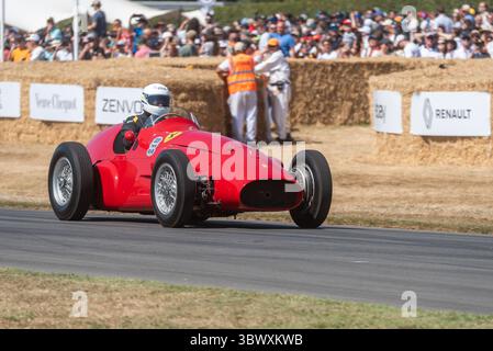 Ferrari 500, Ferrari 625 F1 beim Motorsport-Event Goodwood Festival of Speed 2025 auf der Bergstrecke. Formel 2, Formel 1 Rennwagen Stockfoto