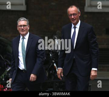 Friedrich Merz, deutscher Kanzler, und Sir Keir Starmer, britischer Premierminister, treffen am 17. Juli 2025 in London ein. Stockfoto