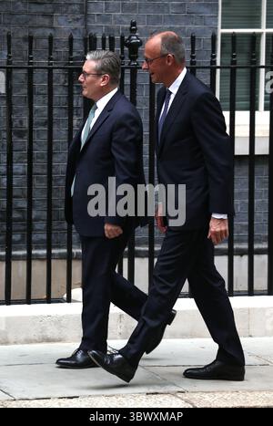Friedrich Merz, deutscher Kanzler, und Sir Keir Starmer, britischer Premierminister, treffen am 17. Juli 2025 in London ein. Stockfoto