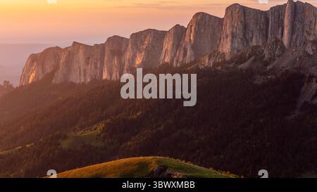 Blick über dem Nationalpark Bolschoy Tkhach mit dolomitenfelsen im Kaukasus mit Sonnenuntergang Stockfoto