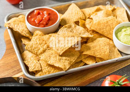 Salzige hausgemachte Maistortilla Chips mit zwei Salsa-Sorten Stockfoto