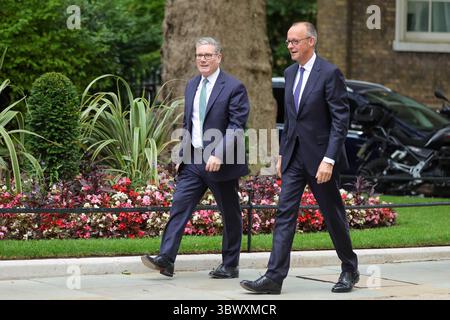 London, Vereinigtes Königreich. Juli 2025. Der britische Premierminister Sir Keir Starmer begrüßt den deutschen Bundeskanzler Friedrich Merz in der Downing Street 10 zu seinem ersten Besuch im Vereinigten Königreich. Quelle: Uwe Deffner/Alamy Live News Stockfoto