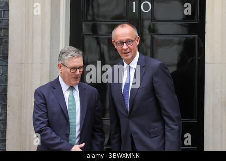 London, Vereinigtes Königreich. Juli 2025. Der britische Premierminister Sir Keir Starmer begrüßt den deutschen Bundeskanzler Friedrich Merz in der Downing Street 10 zu seinem ersten Besuch im Vereinigten Königreich. Quelle: Uwe Deffner/Alamy Live News Stockfoto