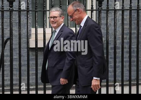 Premierminister Sir Keir Starmer begrüßt Bundeskanzler Friedrich Merz bei seinem ersten offiziellen Besuch in Großbritannien in der Downing Street. Bilddatum: Donnerstag, 17. Juli 2025. Stockfoto