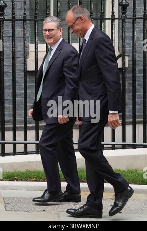 Premierminister Sir Keir Starmer begrüßt Bundeskanzler Friedrich Merz bei seinem ersten offiziellen Besuch in Großbritannien in der Downing Street. Bilddatum: Donnerstag, 17. Juli 2025. Stockfoto