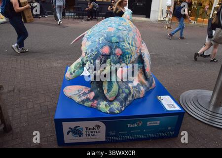 London, Großbritannien. Juli 2025. Eine Schildkrötenskulptur, entworfen von Jemma Powell, ist auf der Carnaby Street, Teil des Tusk Turtle Trail, ausgestellt. Der Skulpturenpfad der Wildtierorganisation Tusk soll das Bewusstsein für den Meeresschutz schärfen. Quelle: Vuk Valcic/Alamy Live News Stockfoto