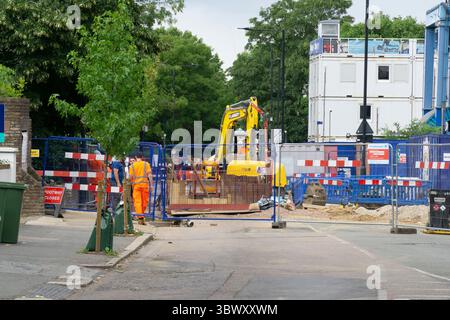 London, Großbritannien. Juli 2025. An der Kings Avenue in Lambeth werden Reparaturen durchgeführt, nachdem eine geplatzte Wasserleitung am 12. Juli eine Überschwemmung und dann ein Sinkloch verursacht hat. Bauunternehmen für Thames Water sind in Sichtweite, aber die Arbeiten werden erst am 25. Juli abgeschlossen sein, was zu fast zwei Wochen Umleitungen für drei örtliche Buslinien, Autofahrer und Fußgänger führt. In der letzten Woche sind drei weitere Stromleitungen im Süden Londons aufgetreten, die der privatisierte Wasserversorger Thames Water für das heiße, trockene Wetter verantwortlich macht. Quelle: Anna Watson/Alamy Live News Stockfoto