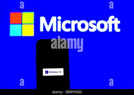 26. Juli 2021, Barcelona, Katalonien, Spanien: In dieser Abbildung wird ein Windows 11-Logo auf einem Smartphone mit einem Microsoft Corporation-Logo im Hintergrund angezeigt. (Kreditbild: © Thiago Prudencio/DAX via ZUMA Press Wire) Stockfoto