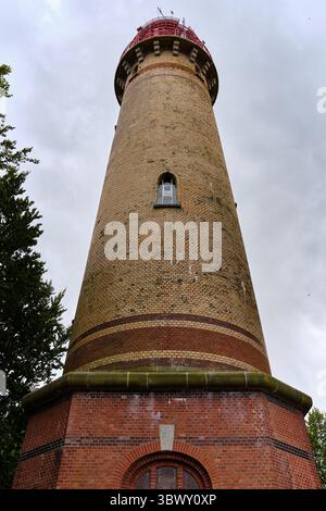 9. Juli 2025 - Putgarten-Deutschland: Tiefwinkelperspektive auf den historischen Backsteinleuchtturm am Kap Arkona auf der Insel Rügen, umgeben von grüner tr Stockfoto