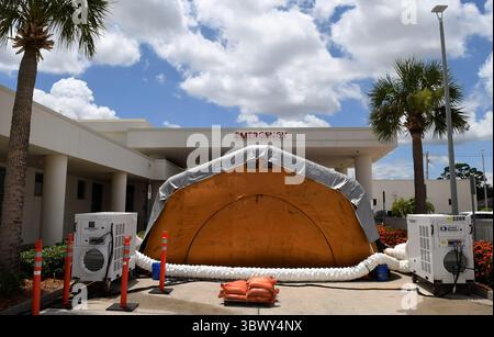 29. Juli 2021, Melbourne, Florida, Vereinigte Staaten: Ein Behandlungszelt wird vor der Notaufnahme des Holmes Regional Medical Center in Melbourne gesehen. .Das Zelt wurde als Überlaufbereich eingerichtet, da die Anzahl der COVID-19-Infektionen im Brevard County, Florida, aufgrund der Delta-Variante und einer großen Anzahl ungeimpfter Bewohner zunimmt. (Foto: © Paul Hennessy/SOPA Images via ZUMA Press Wire) Stockfoto