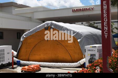29. Juli 2021, Melbourne, Florida, Vereinigte Staaten: Ein Behandlungszelt wird vor der Notaufnahme des Holmes Regional Medical Center in Melbourne gesehen. .Das Zelt wurde als Überlaufbereich eingerichtet, da die Anzahl der COVID-19-Infektionen im Brevard County, Florida, aufgrund der Delta-Variante und einer großen Anzahl ungeimpfter Bewohner zunimmt. (Foto: © Paul Hennessy/SOPA Images via ZUMA Press Wire) Stockfoto