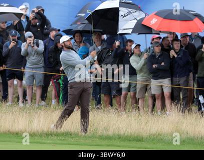 Portrush, Nordirland. Juli 2025. Der amerikanische Scottie Scheffler trifft in der ersten Runde bei der 153. Open Championship im Royal Portrush Golf Club in Portrush, Nordirland, am Donnerstag, den 17. Juli 2025. Foto: Hugo Philpott/UPI Credit: UPI/Alamy Live News Stockfoto