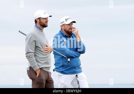 Portrush, Nordirland. Juli 2025. Der amerikanische Scottie Scheffler und der irische Shane Lowry unterhalten sich während der ersten Runde bei der 153. Open Championship im Royal Portrush Golf Club in Portrush, Nordirland am Donnerstag, den 17. Juli 2025. Foto: Hugo Philpott/UPI Credit: UPI/Alamy Live News Stockfoto