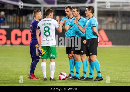 29. Juli 2021, Maribor, Slowenien: Martin Milec aus Maribor, Jeppe Andersen aus Hammarby und Schiedsrichter Juan Martinez Munuera mit den Schiedsrichterassistenten Diego Barbero und Miguel Martinez werden vor der zweiten Qualifikationsrunde der UEFA Europa Conference League, dem zweiten Leg-Spiel zwischen NK Maribor und Hammarby IF im Stadion Ljudski vrt in Maribor, gesehen. (Foto: © Milos Vujinovic/SOPA Images via ZUMA Press Wire) Stockfoto