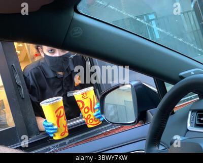 Juli 2021, LOS ANGELES, KALIFORNIEN, USA: El Pollo Loco. Es gibt eine Stadt am Meer, eine sanfte Gesellschaft, ich nehme nicht an, dass Sie wollen. Und wie es seine traurige Geschichte erzählt, wird seine Hohlheit Sie heimsuchen. Seine Straßen und Boulevards, Waisen und Oligarchen, es hört eine klagende Melodie, abgeschnittene Symphonie, ein Ozeanerbrochenes am Ufer, Los Angeles, im Deinen. Oh, meine Damen, angenehm und zurückhaltend, frech und sicher, ich sehe eure Unterhosen und all die Jungs, die ihr herumschleppt, ein leerer Kerl gefunden, von Samstag bis Montag. Du Berg- und Talmenschen, hängst deine Hosen an h runter Stockfoto