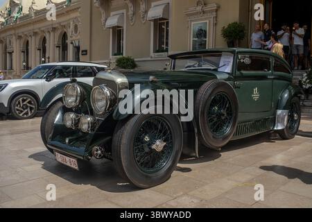 Monaco, Monaco. Mai 2025. Die teuren Autos parken vor dem berühmtesten Kasino der Welt Monte Carlo in Monaco Stadt Monaco Stadt ist eines der vier traditionellen Viertel (Viertel) von Monaco (Foto: Sazzad Hossain/SOPA Images/SIPA USA) Credit: SIPA USA/Alamy Live News Stockfoto
