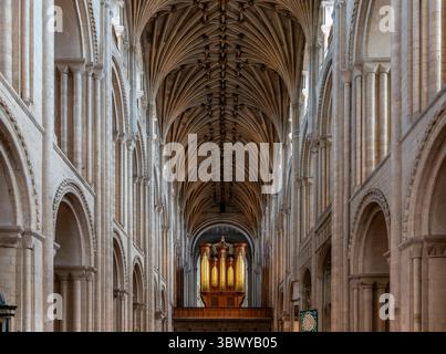 Norwich Cathedral, Norfolk, England. Der Bau begann 1096 und ist mit 96 m der zweithöchste Turm Englands. Ein neuer Flügel wurde 2010 hinzugefügt. Stockfoto