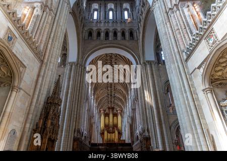 Norwich Cathedral, Norfolk, England. Der Bau begann 1096 und ist mit 96 m der zweithöchste Turm Englands. Ein neuer Flügel wurde 2010 hinzugefügt. Stockfoto