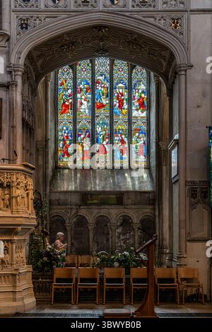 Norwich Cathedral, Norfolk, England. Der Bau begann 1096 und ist mit 96 m der zweithöchste Turm Englands. Ein neuer Flügel wurde 2010 hinzugefügt. Stockfoto
