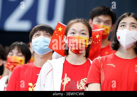 31. Juli 2021, Tokio, Kanto, Japan: Chinesische Fans beim Schwimmen während der Olympischen Sommerspiele 2020 im Tokyo Aquatics Centre. (Bild: © David McIntyre/ZUMA Press Wire) Stockfoto