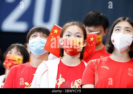 31. Juli 2021, Tokio, Kanto, Japan: Chinesische Fans beim Schwimmen während der Olympischen Sommerspiele 2020 im Tokyo Aquatics Centre. (Bild: © David McIntyre/ZUMA Press Wire) Stockfoto