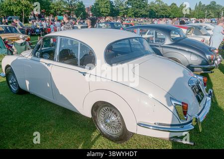 Ein Jaguar Mark 2 Oldtimer mit Drahträdern auf einer Oldtimermesse in Yorkshire England Stockfoto