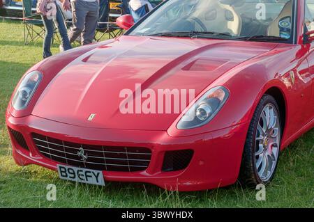 Ein roter Ferrari 599 GTB Fiorano auf einer Oldtimer-Ausstellung in Yorkshire England Stockfoto