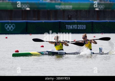 2. August 2021: Jaime Roberts (16) und Jo Brigden-Jones (11) aus Australien im Damenkajak Double 500 m Rennen während der Kanu-Sprints auf dem Sea Forest Waterway in Tokio, Japan. Daniel Lea/CSM}(Kreditbild: &Copy; Daniel Lea/CSM via ZUMA Wire) Stockfoto