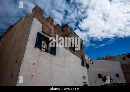 Typisch marokkanische Architektur in der befestigten Stadt Essaouira mit ihrem Hafen und zinnenverkleideten Mauern, Backsteingebäuden oder weiß getünchten Gebäuden am Atlantik O Stockfoto