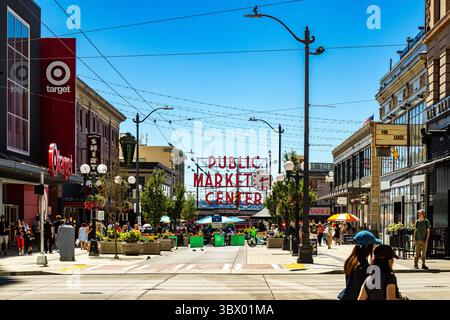 Touristen außerhalb des Pike Place Market in Seattle, Washington, berühmtes Wahrzeichen und Touristenziel, Schild für den öffentlichen Marktplatz am Ufer Stockfoto