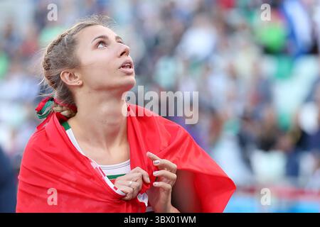 MINSK, WEISSRUSSLAND â€“ 3. AUGUST 2021: In diesem Aktenbild vom 28. Juni 2019 ist die belarussische Sprinterin Kristina Timanowskaja in eine belarussische Nationalflagge gehüllt, nachdem sie bei den Europapartevents 2019 Silber gewonnen hatte (Foto: © Oksana Mantschuk/TASS via ZUMA Press) Stockfoto