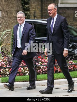 London, Großbritannien. Juli 2025. Friedrich Merz, Bundeskanzler, wird von Sir Keir Starmer, Premierminister des Vereinigten Königreichs, in der Downing Street 10 in Westminster begrüßt. Merz, Regierungschef und CDU-Vorsitzende Credit: Imageplotter/Alamy Live News Stockfoto
