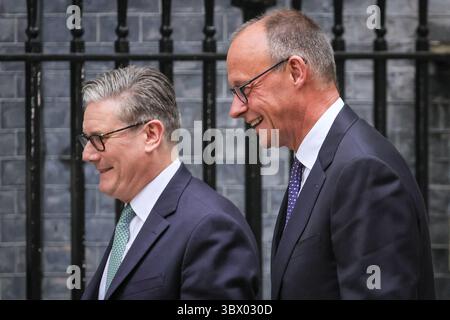 London, Großbritannien. Juli 2025. Friedrich Merz, Bundeskanzler, wird von Sir Keir Starmer, Premierminister des Vereinigten Königreichs, in der Downing Street 10 in Westminster begrüßt. Merz ist Regierungschef und Vorsitzender der CDU. Quelle: Imageplotter/Alamy Live News Stockfoto