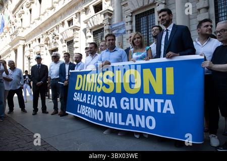 Mailand, Italien. Juli 2025. Presidio opposizioni consiglieri del comune di Milano Milano - Italia - Cronaca Giovedì, 17 Luglio, 2025 (Foto di Marco Ottico/Lapresse) Oppositionskundgebungen der Mailänder Stadträte Mailand - Italien - Nachrichten Donnerstag, 17. Juli 2025 (Foto Marco Ottico/Lapresse) Credit: LaPresse/Alamy Live News Stockfoto