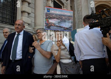 Mailand, Italien. Juli 2025. Presidio opposizioni consiglieri del comune di Milano Milano - Italia - Cronaca Giovedì, 17 Luglio, 2025 (Foto di Marco Ottico/Lapresse) Oppositionskundgebungen der Mailänder Stadträte Mailand - Italien - Nachrichten Donnerstag, 17. Juli 2025 (Foto Marco Ottico/Lapresse) Credit: LaPresse/Alamy Live News Stockfoto
