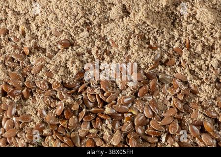 Flachssamen und gemahlenes Leinsamenmehl Makroansicht. Stockfoto