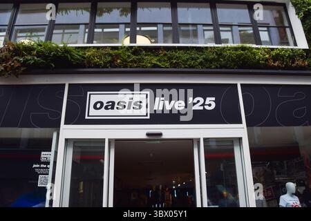 London, Großbritannien. Juli 2025. Allgemeine Ansicht des Oasis Live 25 Pop-up-Stores in der Carnaby Street. Der Shop verkauft Waren und Platten der wiedervereinten Rockband und ist für mehrere Tage vor und während der Konzerttermine im Wembley Stadium geöffnet. Quelle: SOPA Images Limited/Alamy Live News Stockfoto