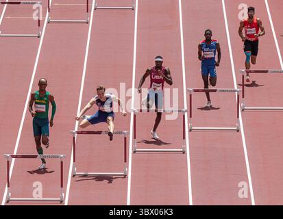 3. August 2021, Tokio, Kanto, Japan: Karsten Warholm (Norwegen) im Mittelsprung während des 400-Meter-Hürdenfinals der Männer bei den Olympischen Spielen Tokio 2020 am 3. August 2021 in Tokio. Warholm überquerte 45,94 Sekunden nach der Startpistole zuerst die Ziellinie für einen Olympia- und Weltrekord. Rai Benjamin aus den USA holte das Silber und Alison dos Santos aus Brasilien holte die Bronze. (Bild: © Mark Edward HarrisZUMA Press Wire) Stockfoto