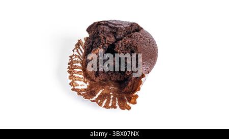 Schokoladen-Cupcakes mit Kirschmarmelade isoliert auf weißem Hintergrund. Schokoladenmuffin. Stockfoto