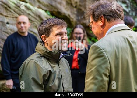 Pressetermin zur Wiedereröffnung der Edmundsklamm im Nationalpark Böhmische Schweiz nach den Waldbränden vor drei Jahren in der Sächsisch-Böhmischen Schweiz ist die Edmundsklamm ab 19.07.2025 wieder für Besucher geöffnet. Die Edmundsklamm ist seit dem Waldbrand von 2022 wegen Felsstürzen und toten Bäumen gesperrt. Nun erfolgten erste Sicherungsarbeiten. Staatsminister Georg-Ludwig von Breitenbuch und Tschechiens Umweltminister Petr Hladik nimmt an der Wiedereröffnung der Edmundsklamm im Nationalpark Böhmische Schweiz Teil. HÅensko Tschechien *** Presseveranstaltung zur Wiedereröffnung von Edmund Stockfoto