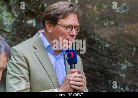 Pressetermin zur Wiedereröffnung der Edmundsklamm im Nationalpark Böhmische Schweiz nach den Waldbränden vor drei Jahren in der Sächsisch-Böhmischen Schweiz ist die Edmundsklamm ab 19.07.2025 wieder für Besucher geöffnet. Die Edmundsklamm ist seit dem Waldbrand von 2022 wegen Felsstürzen und toten Bäumen gesperrt. Nun erfolgten erste Sicherungsarbeiten. Staatsminister Georg-Ludwig von Breitenbuch nahm an der Wiedereröffnung der Edmundsklamm im Nationalpark Böhmische Schweiz Teil. HÅensko Tschechien *** Presseveranstaltung zur Wiedereröffnung der Edmundsklamm-Schlucht in der Böhmischen Schweiz National Stockfoto