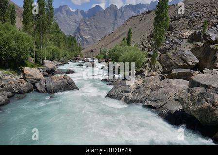 PAKISTANISCHE LANDSCHAFTEN MIT HIMALAYA-BERGEN. FLÜSSE, WASSERFÄLLE UND SCHNEEBEDECKTE GIPFEL Stockfoto