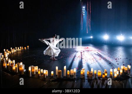 London, Großbritannien. Juli 2025. Aakash Odedra in seinem „wilden und kontemplativen“ Solo Songs of the Bulbul in Sadler's Wells East. Dies ist seine Premiere in London und wird vom 17. Bis 19. Juli in Zusammenarbeit mit der Manchester Camerata stattfinden. Guy Bell/Alamy Live News Stockfoto