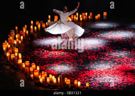 London, Großbritannien. Juli 2025. Aakash Odedra in seinem „wilden und kontemplativen“ Solo Songs of the Bulbul in Sadler's Wells East. Dies ist seine Premiere in London und wird vom 17. Bis 19. Juli in Zusammenarbeit mit der Manchester Camerata stattfinden. Guy Bell/Alamy Live News Stockfoto