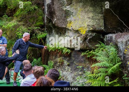 Pressetermin zur Wiedereröffnung der Edmundsklamm im Nationalpark Böhmische Schweiz nach den Waldbränden vor drei Jahren in der Sächsisch-Böhmischen Schweiz ist die Edmundsklamm ab 19.07.2025 wieder für Besucher geöffnet. Die Edmundsklamm ist seit dem Waldbrand von 2022 wegen Felsstürzen und toten Bäumen gesperrt. Nun erfolgten erste Sicherungsarbeiten. HÅensko Tschechien *** Presseveranstaltung zur Wiedereröffnung der Edmundsklamm im Nationalpark Böhmische Schweiz nach den Waldbränden vor drei Jahren in der Sächsischen Böhmischen Schweiz ist die Edmundsklamm ab 19. 07. Wieder für Besucher geöffnet Stockfoto