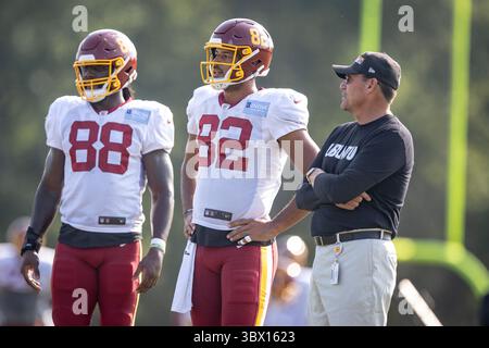 9. August 2021: Tight End des Washington Football Teams Logan Thomas (82) und der Cheftrainer des Washington Football Teams Ron Rivera sprechen während des Trainings im NFL-Football-Trainingscamp des Teams in den Einrichtungen des Washington Football Teams in Ashburn, Virginia Fotograf: Cory Royster (Credit Image: &Copy; Cory Royster/CSM via ZUMA Wire) Stockfoto