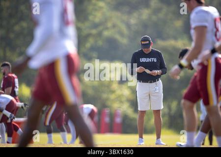 9. August 2021: Cheftrainer des Washington Football Teams Ron Rivera beobachtet das Team während des Trainings im NFL-Football-Trainingslager in den Einrichtungen des Washington Football Teams in Ashburn, Virginia Fotograf: Cory Royster (Credit Image: &Copy; Cory Royster/CSM via ZUMA Wire) Stockfoto