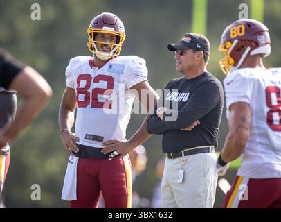 9. August 2021: Tight End des Washington Football Teams Logan Thomas (82) und der Cheftrainer des Washington Football Teams Ron Rivera sprechen während des Trainings im NFL-Football-Trainingscamp des Teams in den Einrichtungen des Washington Football Teams in Ashburn, Virginia Fotograf: Cory Royster (Credit Image: &Copy; Cory Royster/CSM via ZUMA Wire) Stockfoto