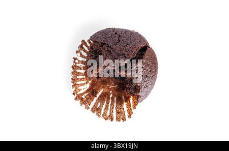 Schokoladen-Cupcakes mit Kirschmarmelade isoliert auf weißem Hintergrund. Schokoladenmuffin. Stockfoto